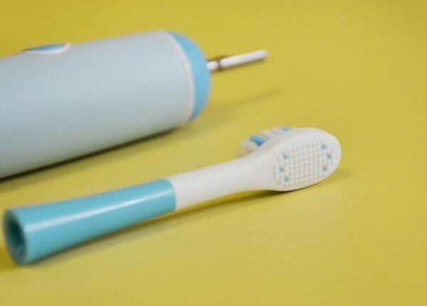 兩歲寶寶怎么用電動(dòng)牙刷